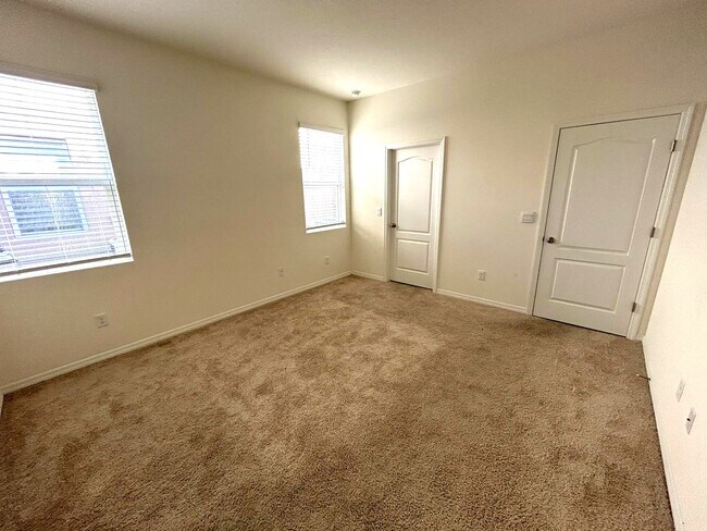 Building Photo - 7604 Oakmoss Loop