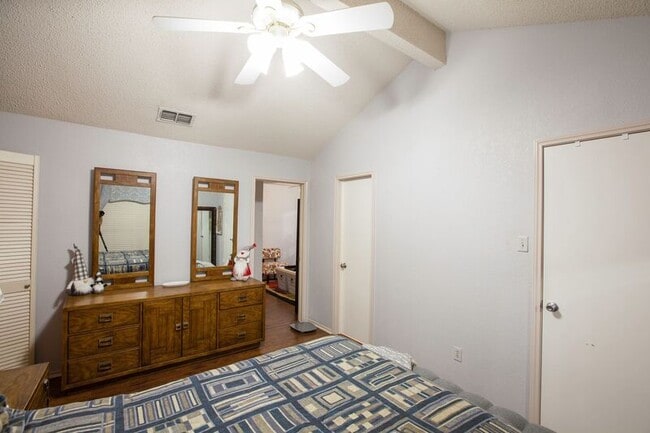 Building Photo - 2902 Post Oak Dr