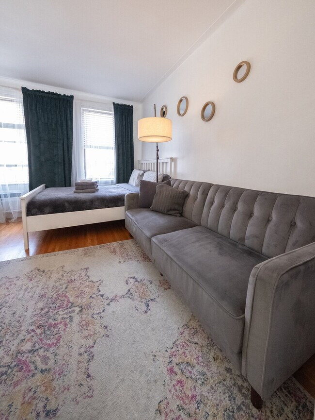 Building Photo - 1422 2nd Ave