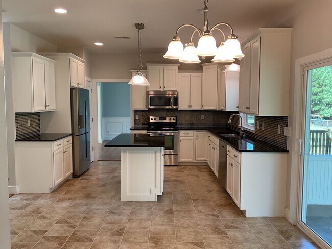 Building Photo - 4 Bedroom 2.5 Bathroom located in Old Mill...