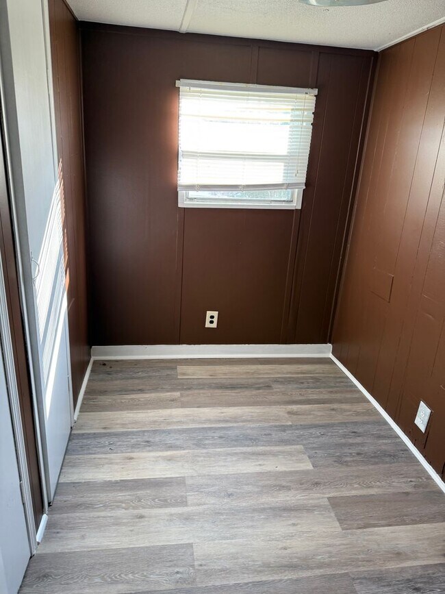 Building Photo - *RENOVATED* 3-Bedroom/ 1-Bath Mobile Home $1300/ mo.