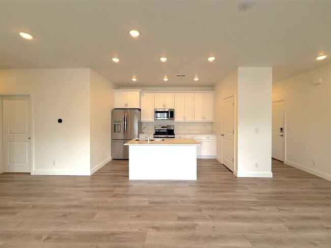 Building Photo - Desert Color Condo 3 bd, 2 bt, 1 Car Garage