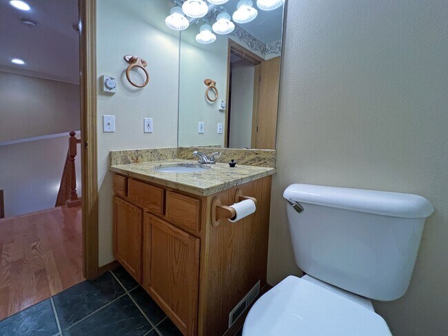 Building Photo - NE Tacoma - Large 3 bedroom 2.5 bathroom w...