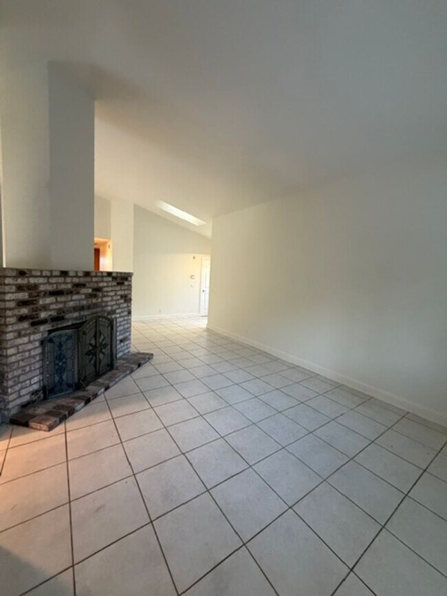 Building Photo - Beautiful Freshly Painted 3 Bedroom and 2 Bathroom Home in Carmichael $2,995.00 + Water