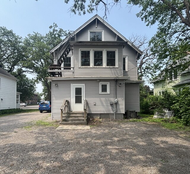 Building Photo - 812 6th Ave S