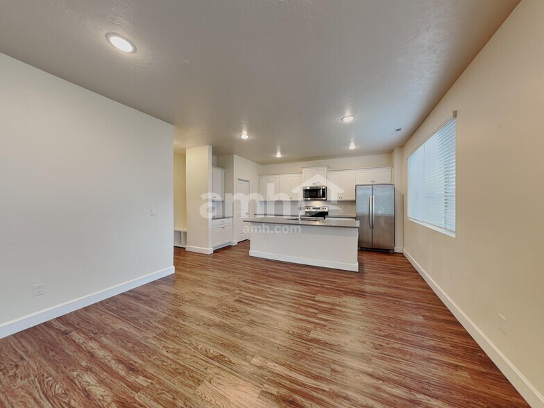 Building Photo - 954 N Barkvine Ave