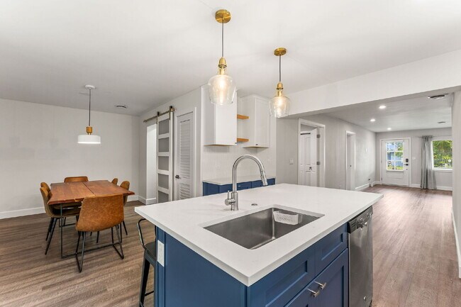 Building Photo - Charming 4-Bed with 2 Full Baths and Large...