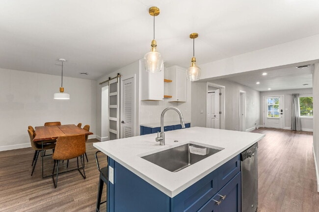 Building Photo - Charming 4-Bed with 2 Full Baths and Large Fenced-in Yard in the Heart of Clermont!