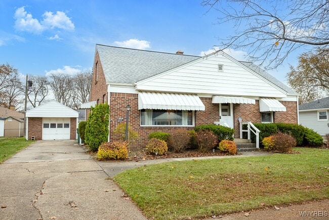 Primary Photo - 685 Barrally St