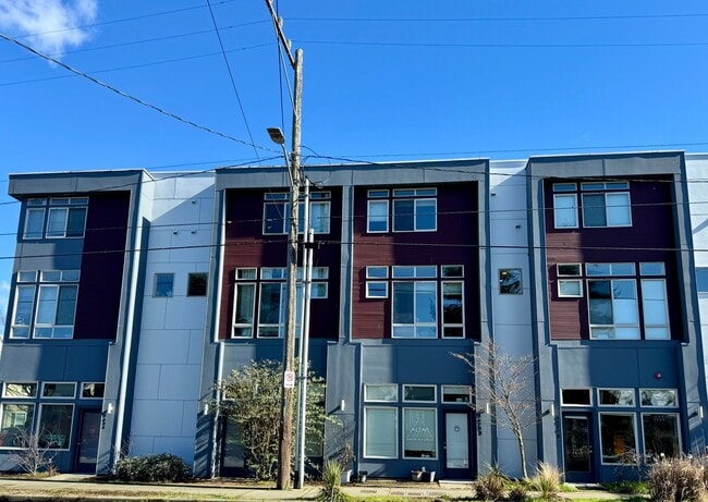 Building Photo - Greenwood Townhome
