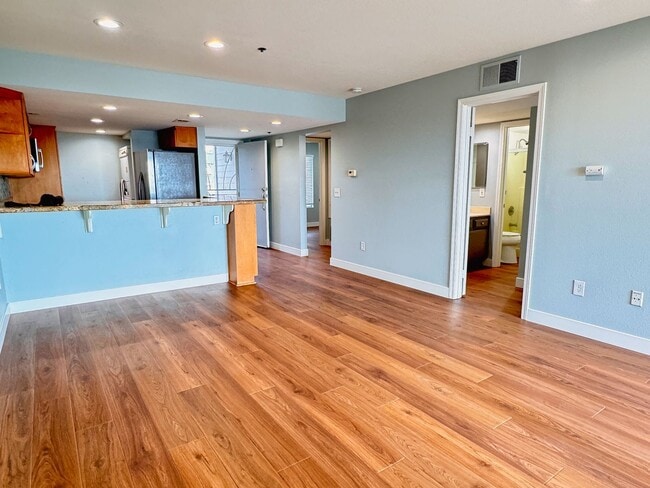 Building Photo - Well Kept 2BD Condo with Sunset Views
