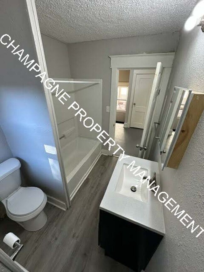 Building Photo - Updated Single Family Home in KC