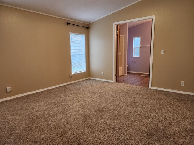 Building Photo - 1625 Main St