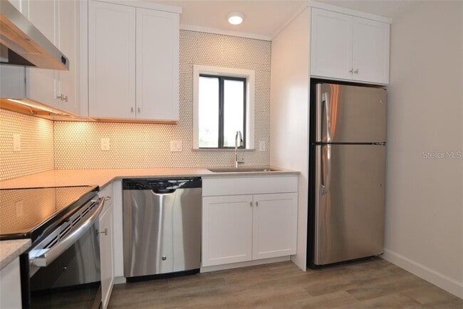 Building Photo - 361 W Lake Faith Dr