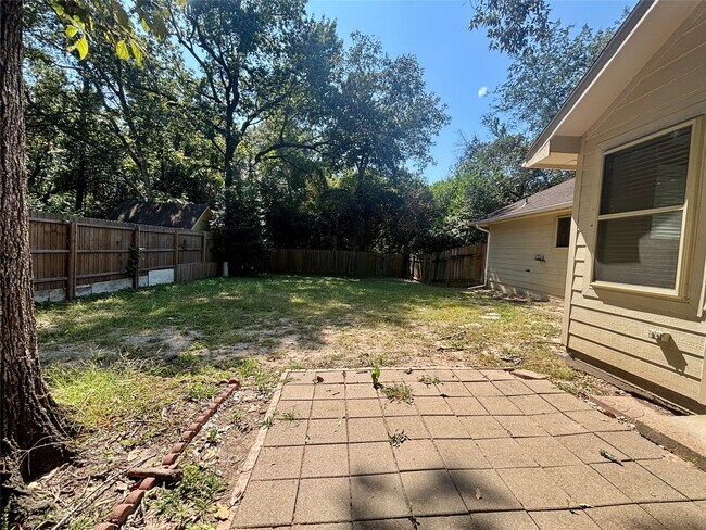 Building Photo - 3815 Maple Dr