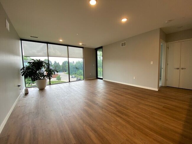 Building Photo - $2,400 | 2 Bedroom, 2 Bathroom Condo | Pet...