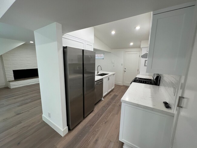 Building Photo - Pierpont Beach House for Lease!