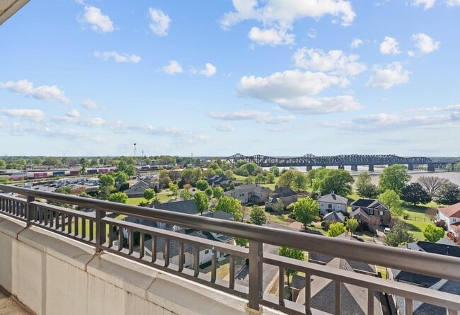 Building Photo - 717 Riverside Dr