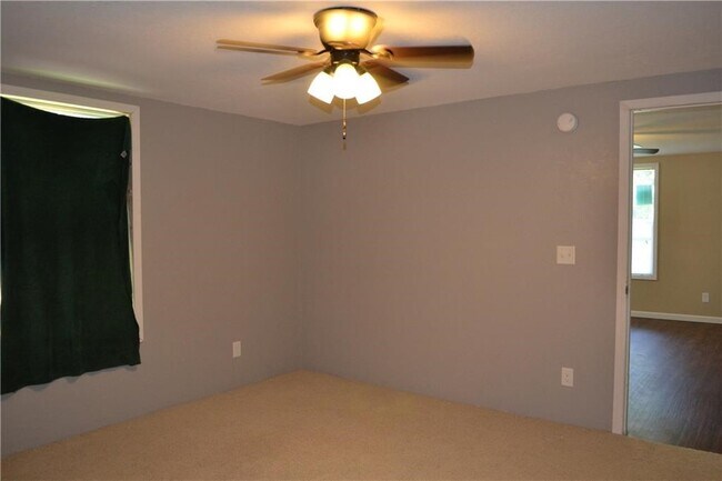 Building Photo - 44 Skyline Dr