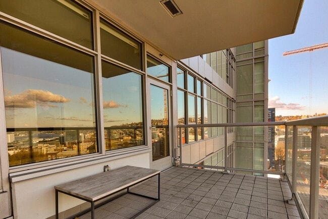 Building Photo - 2bd/1.75ba Seattle Condo