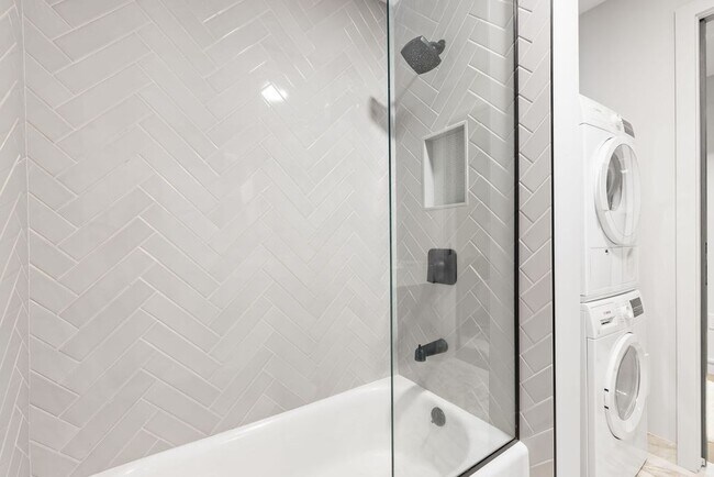 Building Photo - 55 Lagrange St