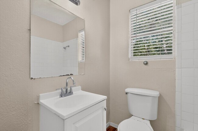 Building Photo - 937 Cleardale Dr