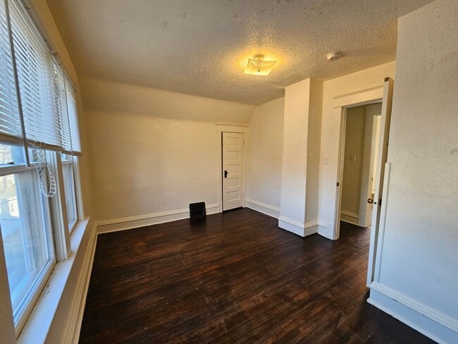 Building Photo - Super cute SE 2 bedroom 1 bath with many u...