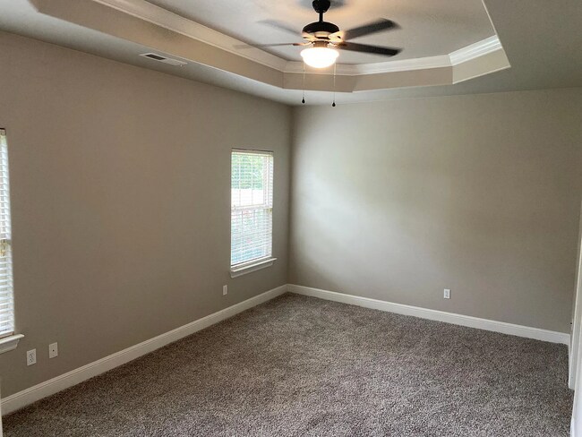 Building Photo - Available August 1st! Recently Updated 3-B...