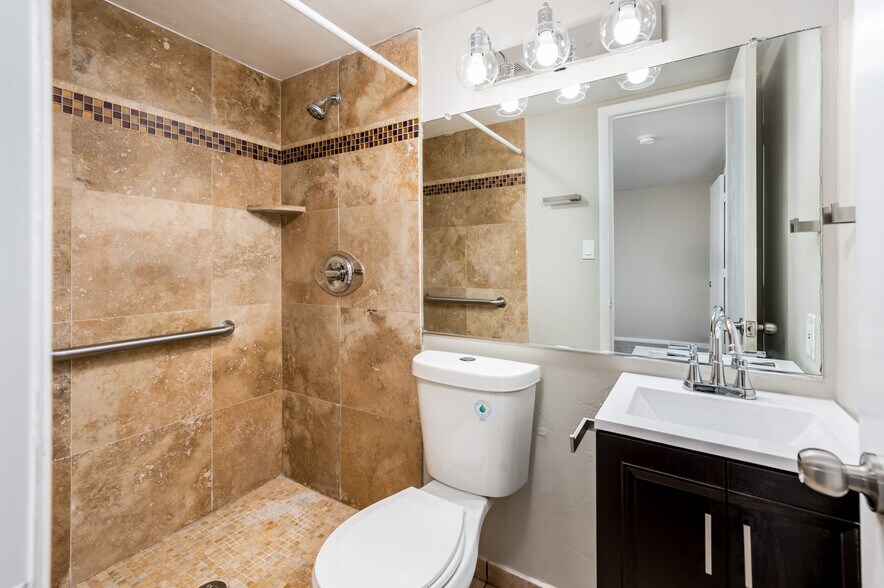 Bath - 1416 W Clarendon Ave