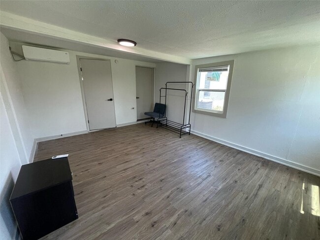 Building Photo - 411 Guyer St