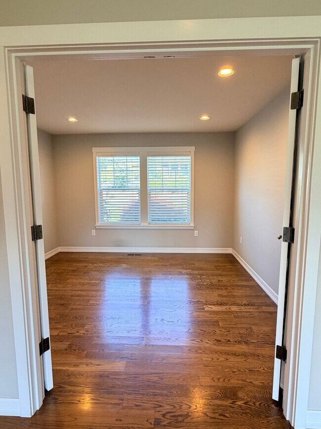 Building Photo - Luxury, golf course living with VIEWS! 3+ bed, 3 bath, three car garage and so much more!