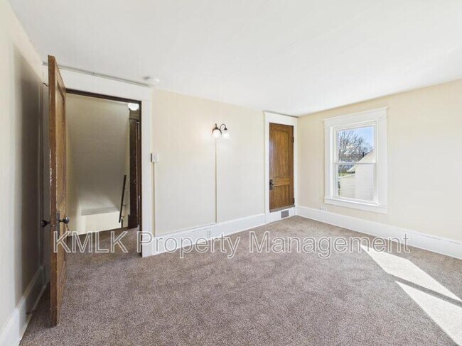 Building Photo - 446 7th St