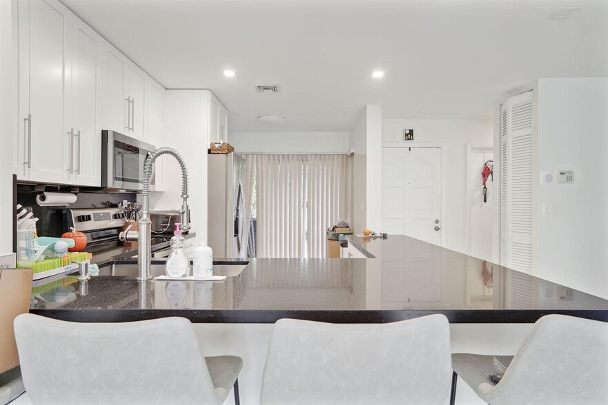 Building Photo - 3961 Adra Ave