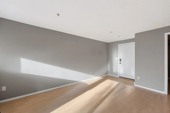 Building Photo - $1,600 - 1 Bed / 1 Bath Gorgeous Condo Unit in University District