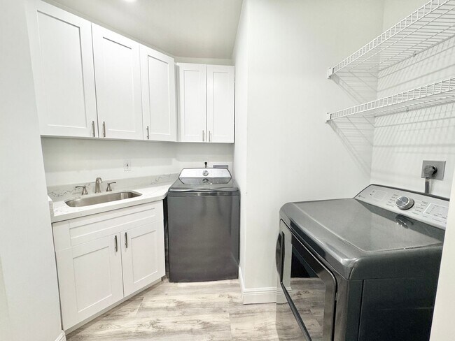 Building Photo - ** COLONADE ** PARK SHORE ** MOORINGS ** 3...