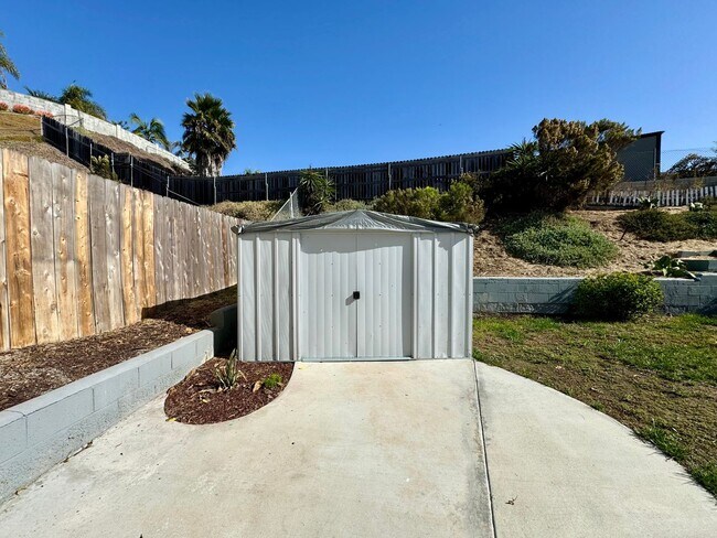 Building Photo - Beautifully Updated 4B/2.5BA House with Solar and A/C!