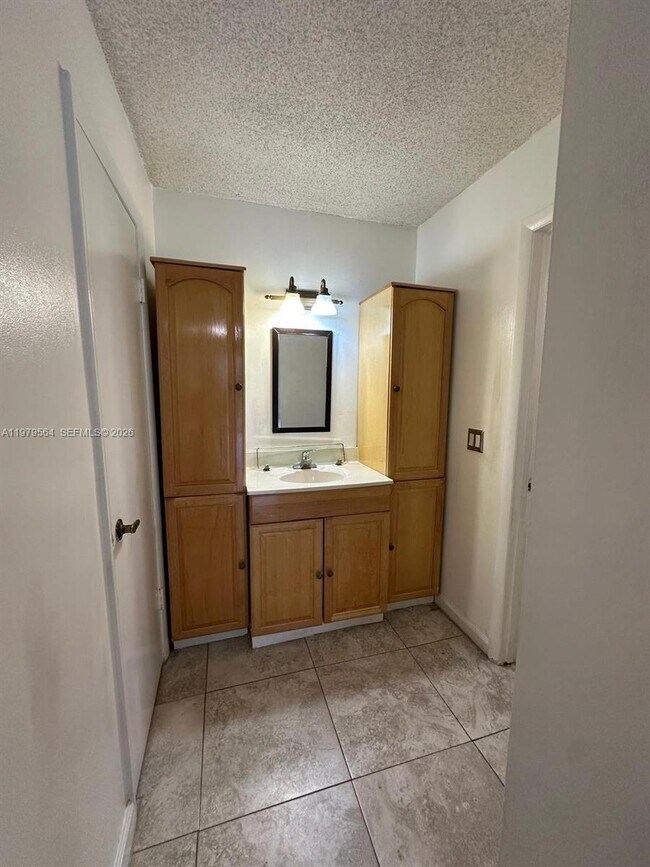 Building Photo - 9170 Fontainebleau Blvd