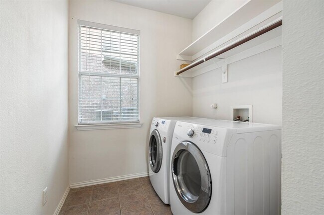 Building Photo - 910 Waterside Dr