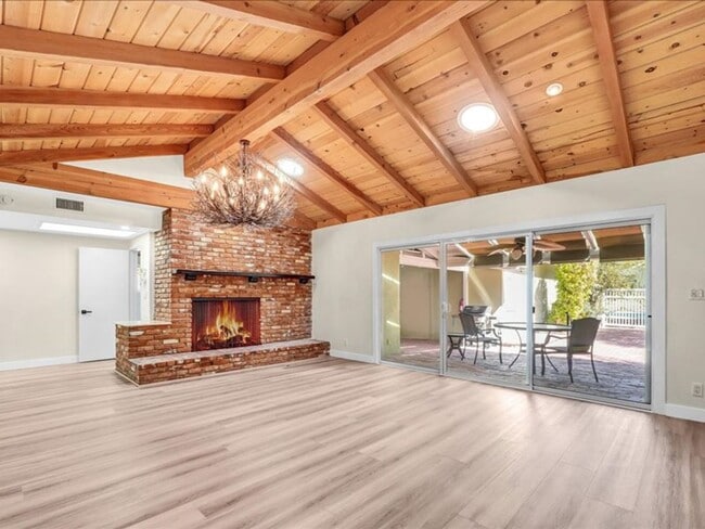 Building Photo - Welcome to this charming 3-bedroom, 2-bath...
