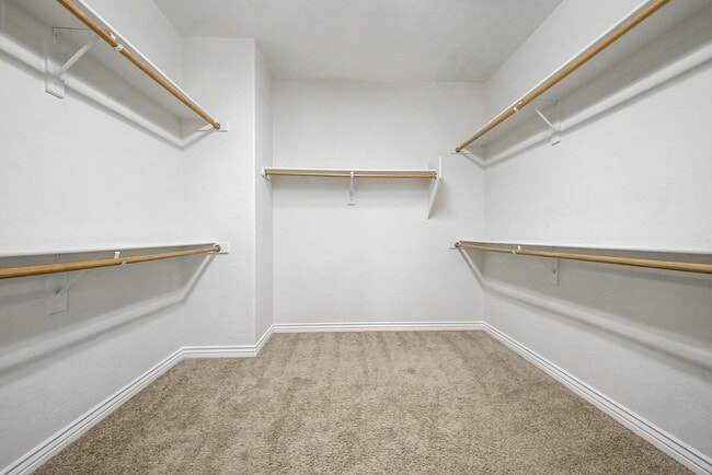 Building Photo - 8425 W Northview Ave