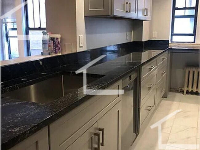 Building Photo - AWESOME 4 BED 2 BATH IN MISSION HILL!!!!