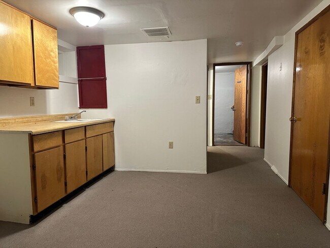 Building Photo - Maple Leaf 3 bedroom