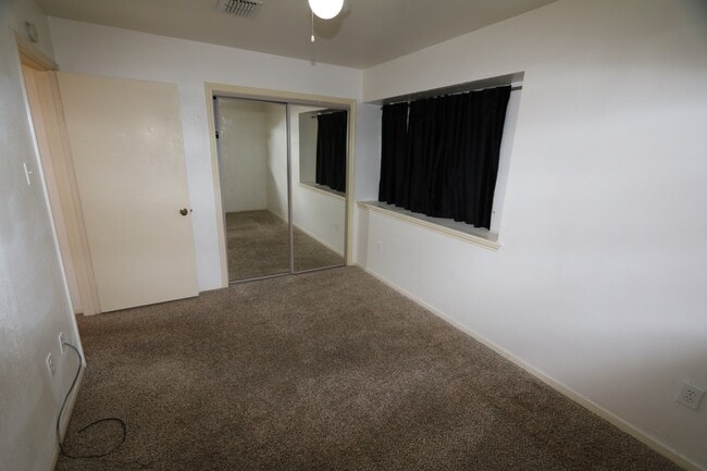 Building Photo - 5339 Lincoln Town Dr