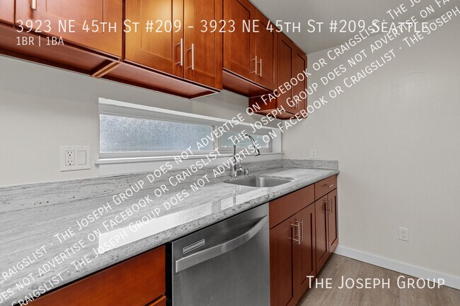 Building Photo - 3923 NE 45th St