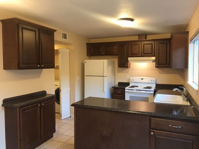 Building Photo - 3 Bedroom 1.5 bath in Covell Commons HOA i...