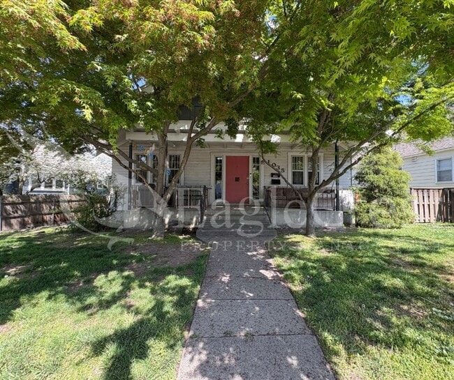 Building Photo - 1035 E Isaacs Ave