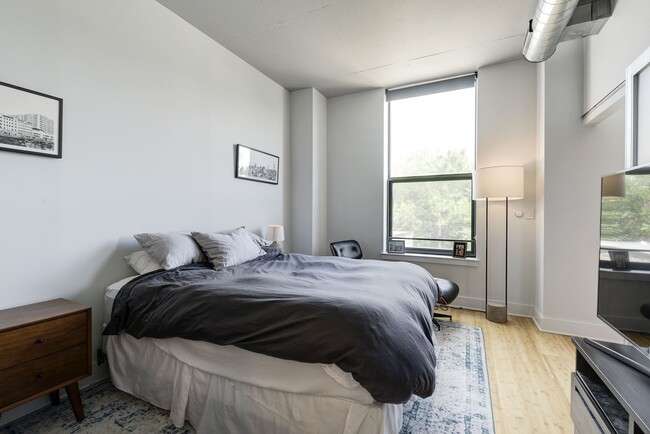 Building Photo - 2 bedroom 2 bath condo in Adams Morgan