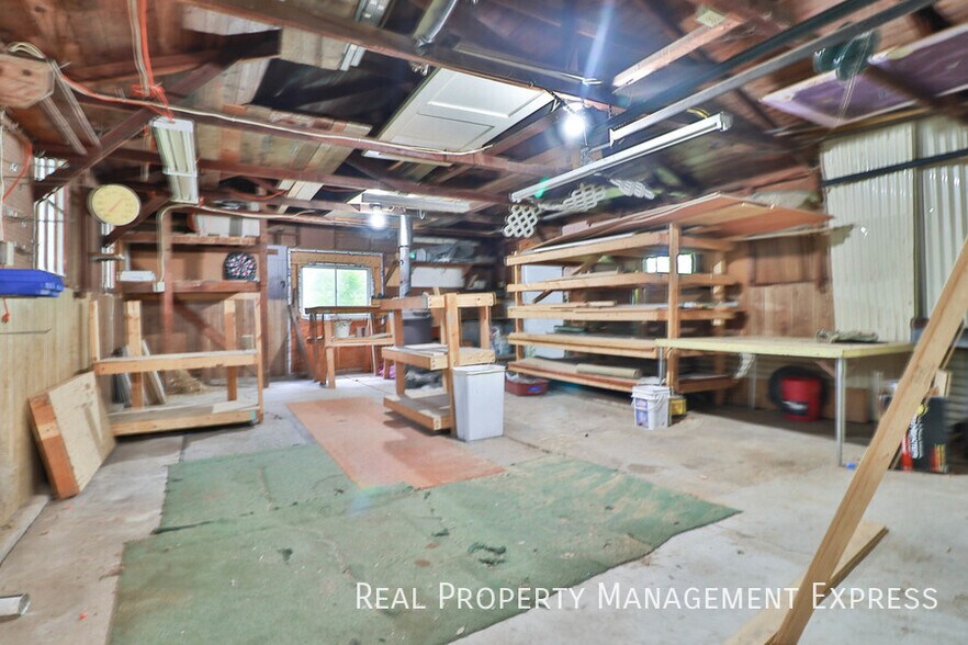 Building Photo - 3 Bedroom Acreage in Southeast Sioux Falls