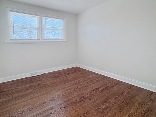 Building Photo - 9052 W 92nd St