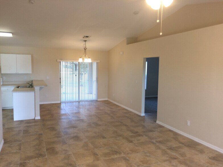 Building Photo - 1519 Nelson Rd N